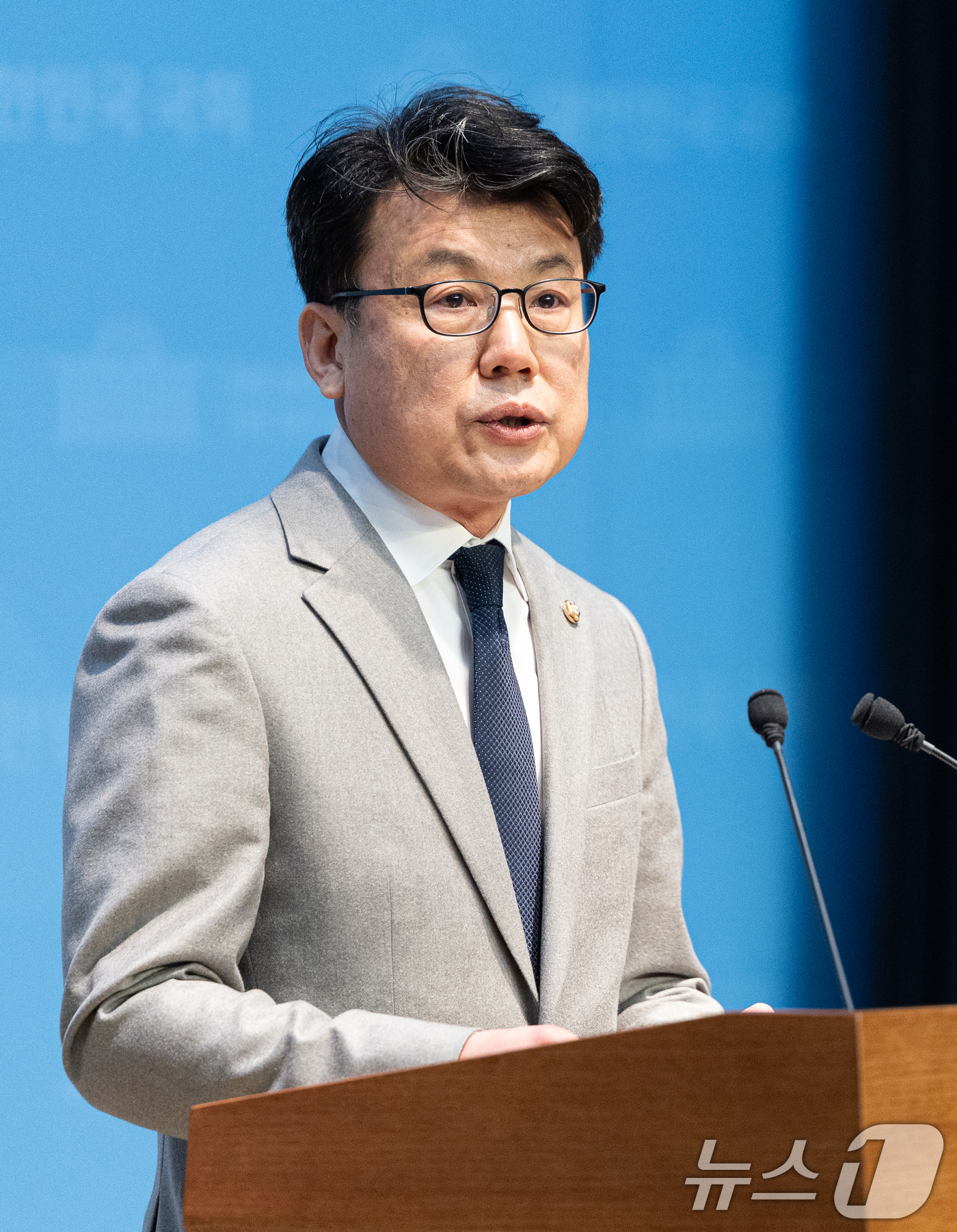 (서울=뉴스1) 이승배 기자 = 진성준 더불어민주당 의원이 31일 서울 여의도 국회 소통관에서 원내대표 선거 출마 기자회견을 하고 있다. 2025.12.31/뉴스1