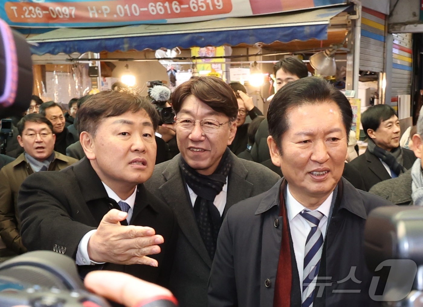 (전주=뉴스1) 유경석 기자 = 정청래 더불어민주당 대표(오른쪽)가 31일 전북 전주시 남부시장에서 김관영 전북도지사(왼쪽)와 우범기 전주시장과 시장을 둘러보고 있다. 2025.1 …