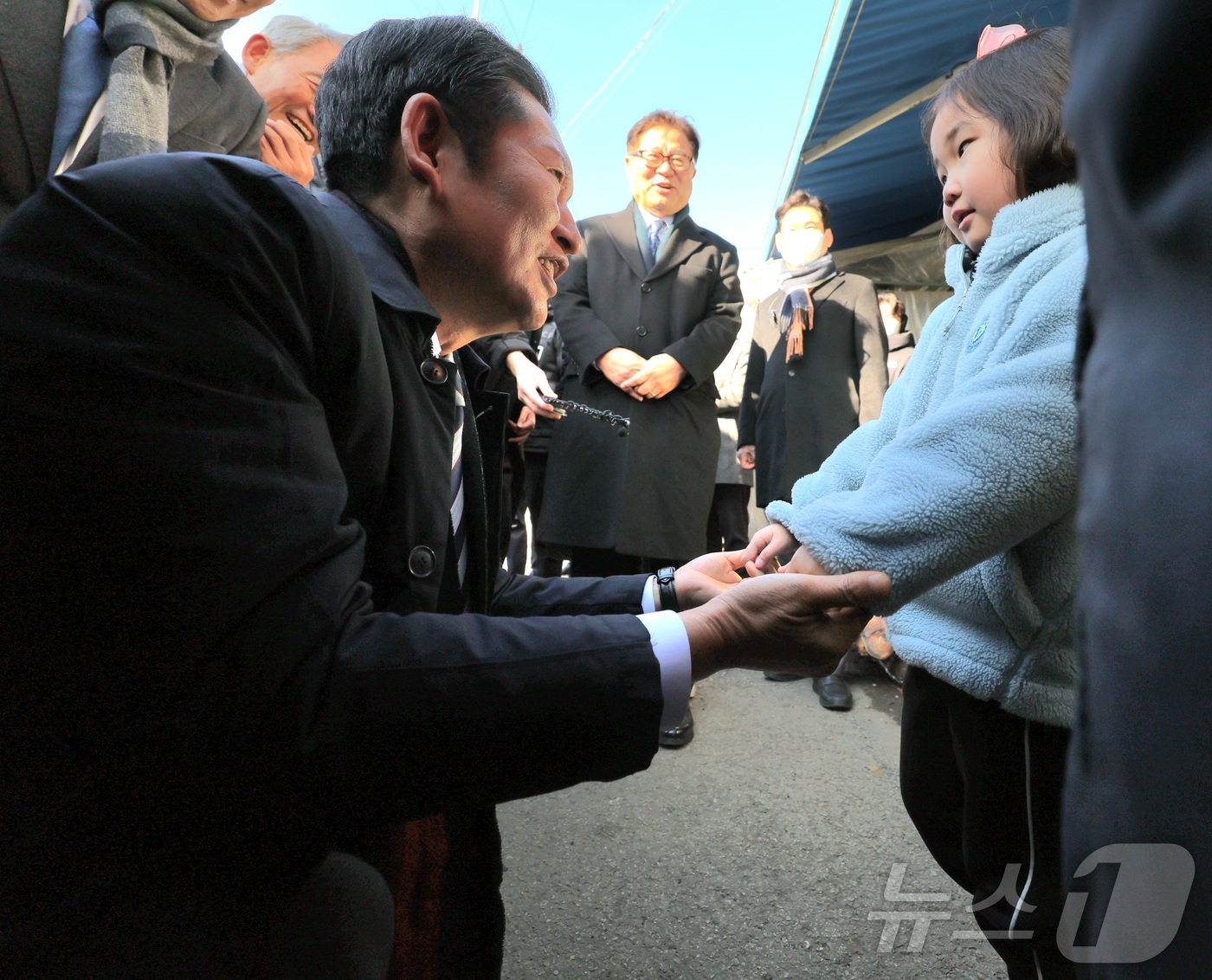(전주=뉴스1) 유경석 기자 = 정청래 더불어민주당 대표가 31일 전북 전주시 남부시장에서 한 어린이와 인사를 나누고 있다. 2025.12.31/뉴스1