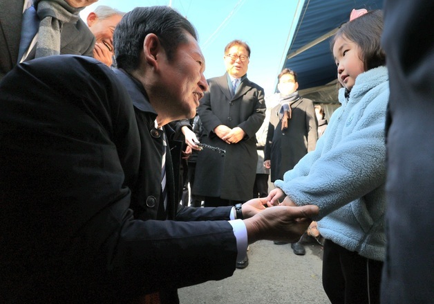 눈 높이 맞춰 어린이와 인사하는 정청래 대표