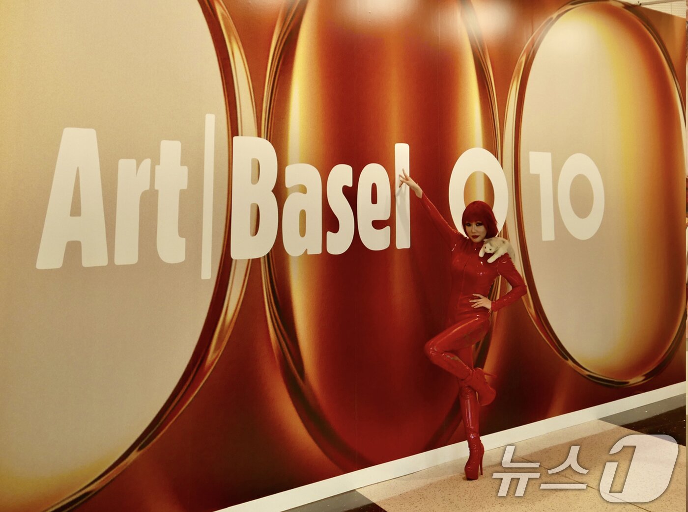 본문 이미지 - 한국의 팝아티스트 낸시랭이 아트바젤 마이애미에서 워킹 팝아트 게릴라 퍼포먼스를 펼치고 있다. (SIA 갤러리 New York 제공. 재판매 및 DB 금지) ⓒ News1 