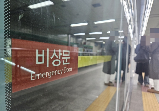 목숨보다 소중한 광고?…서울지하철 광고판, 비상문보다 2배 많아