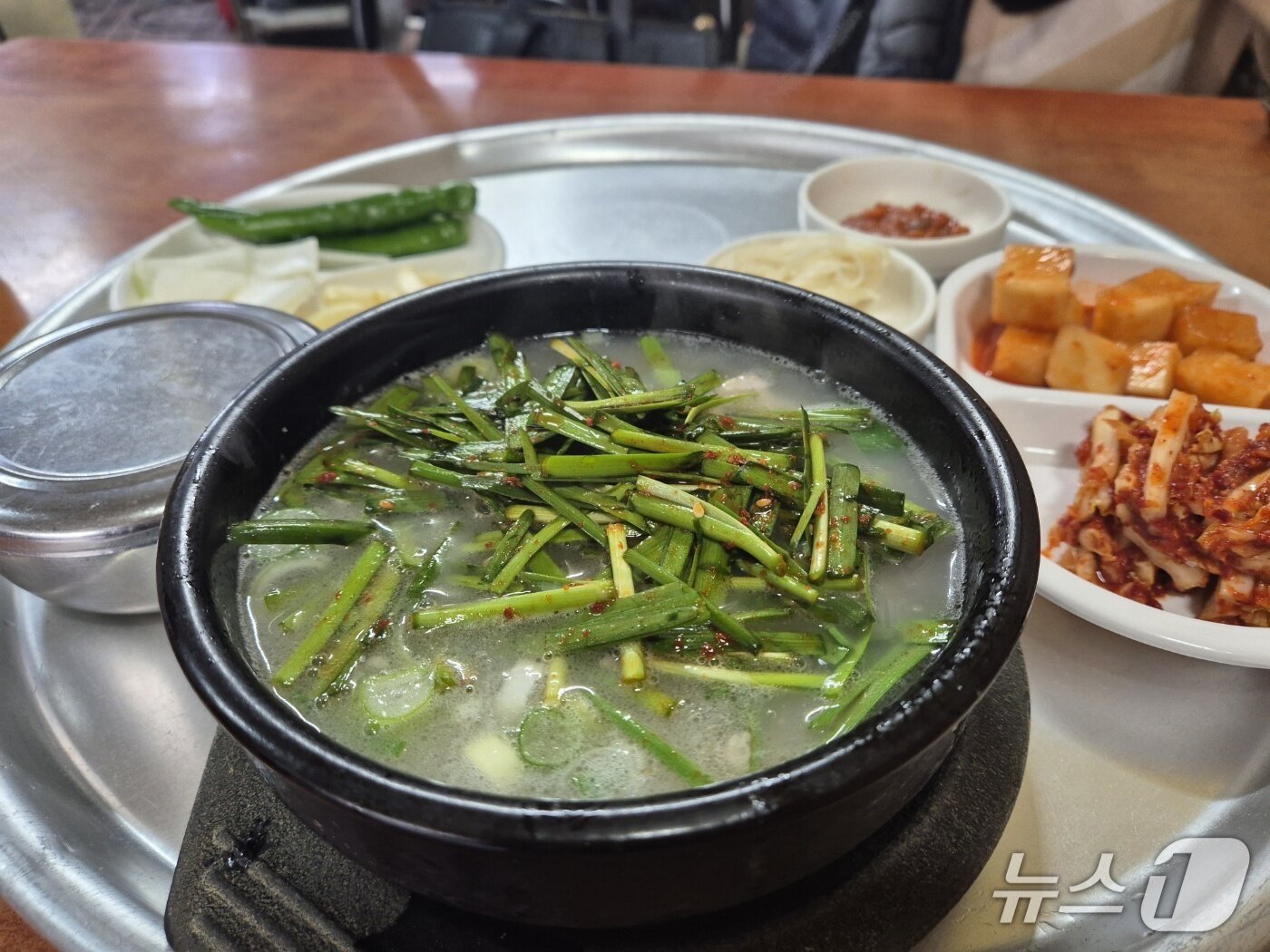 본문 이미지 - 부전역 인근 국밥 전문점에서 주문한 부산지역 대표 음식 돼지국밥./뉴스1 윤왕근 기자
