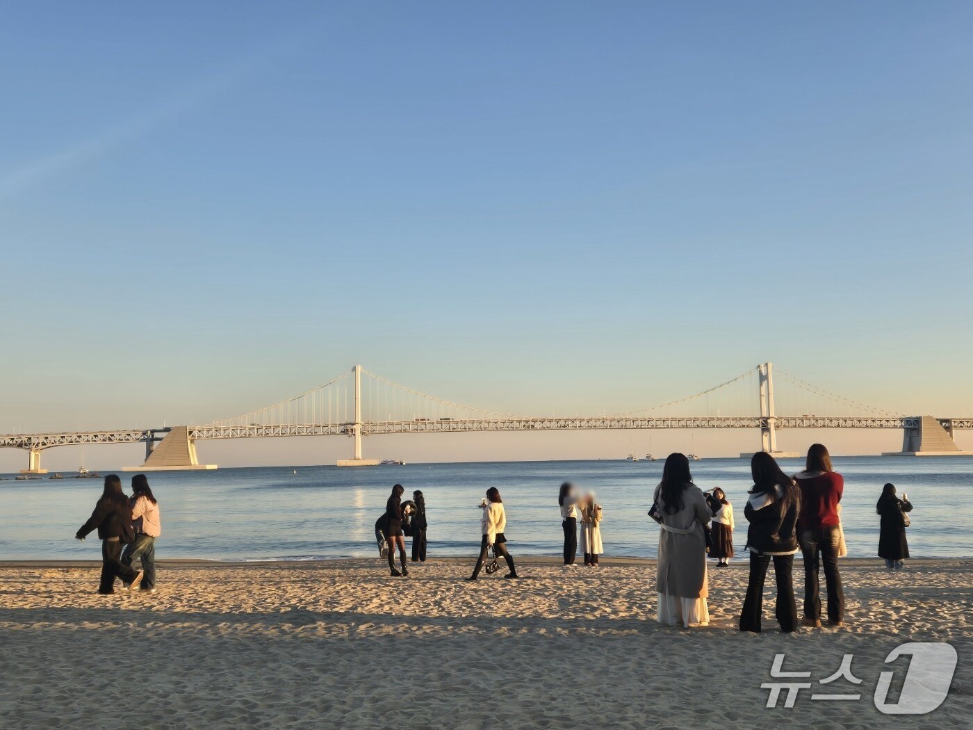 본문 이미지 - 지난 12월 30일 부산 대표 해변 관광지 광안리해수욕장 모습.뉴스1 윤왕근 기자
