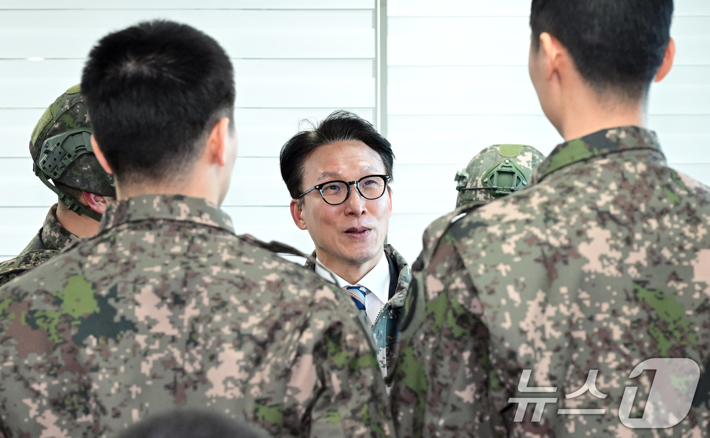(서울=뉴스1) 청사사진기자단 = 김민석 국무총리가 31일 오전 경기도 파주 육군 9사단 30여단 2대대 만우리중대를 찾아 형제 장병들을 격려하고 있다. 2025.12.31/뉴스1 …