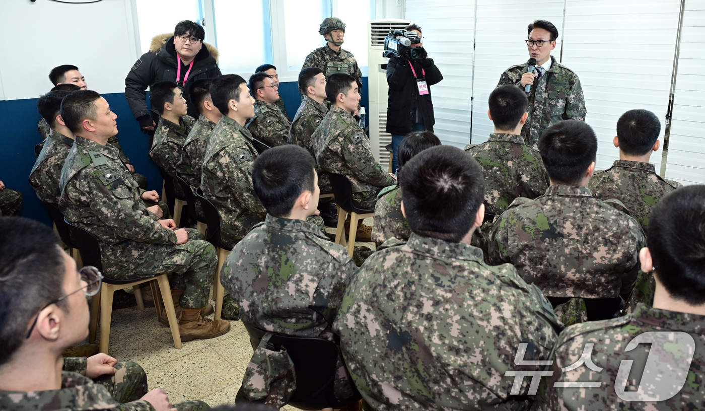 (서울=뉴스1) 청사사진기자단 = 김민석 국무총리가 31일 오전 경기도 파주 육군 9사단 임진강대대를 찾아 경계 근무중인 장병들을 격려하고 있다. 2025.12.31/뉴스1