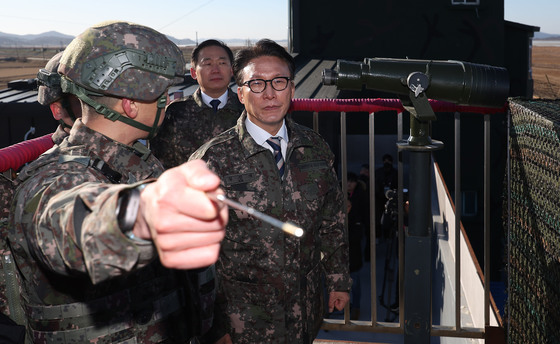 김 총리, 최전방 찾아 군사대비태세 점검…"여러분이 이순신" 장병 격려도