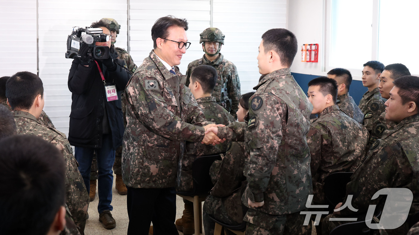 (서울=뉴스1) 청사사진기자단 = 김민석 국무총리가 31일 경기 파주시 9사단 임진강대대를 방문해 장병들을 격려하고 있다. 2025.12.31/뉴스1