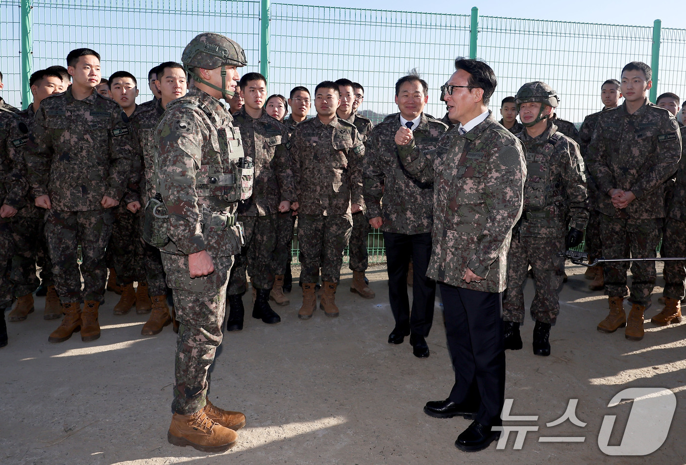 (서울=뉴스1) 청사사진기자단 = 김민석 국무총리가 31일 경기 파주시 9사단 임진강대대를 방문해 장병들을 격려하고 있다. 2025.12.31/뉴스1
