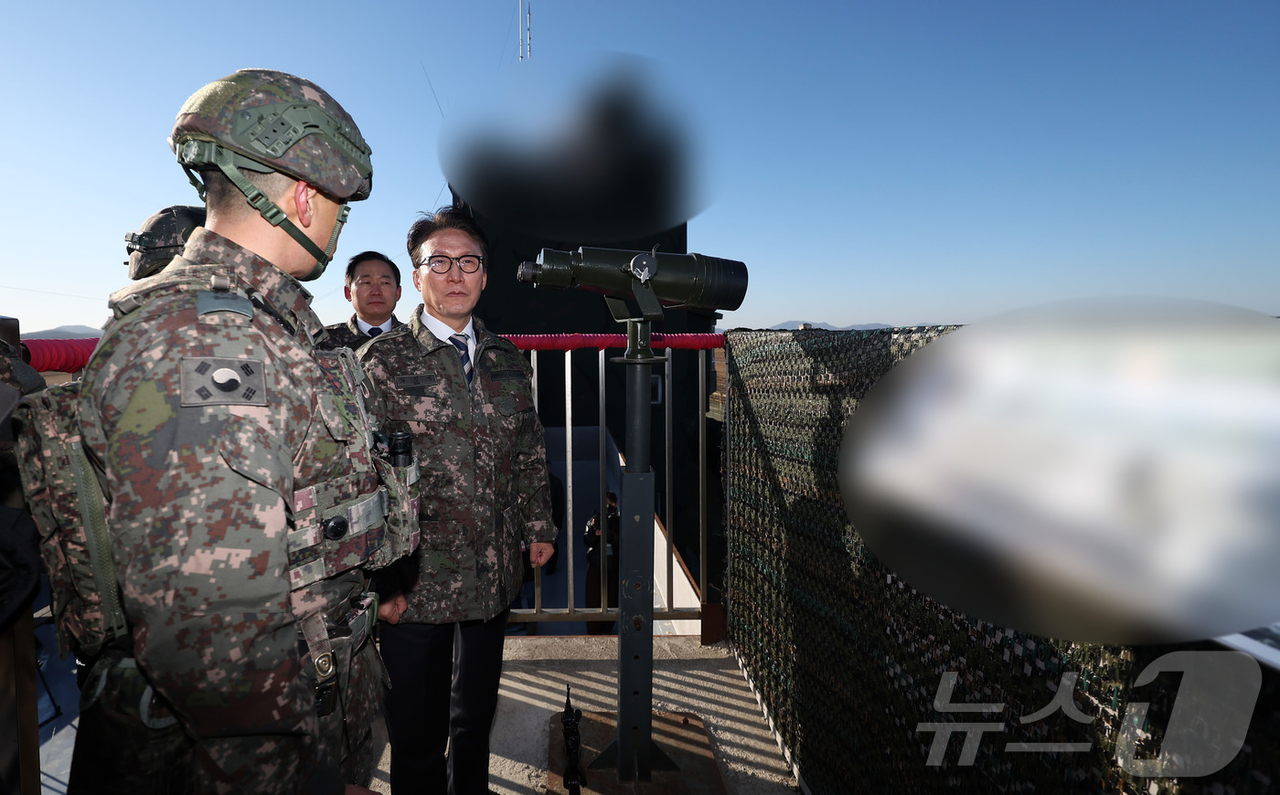(서울=뉴스1) 청사사진기자단 = 김민석 국무총리가 31일 경기 파주시 9사단 임진강대대를 방문해 경계 태세를 점검하고 있다. 2025.12.31/뉴스1