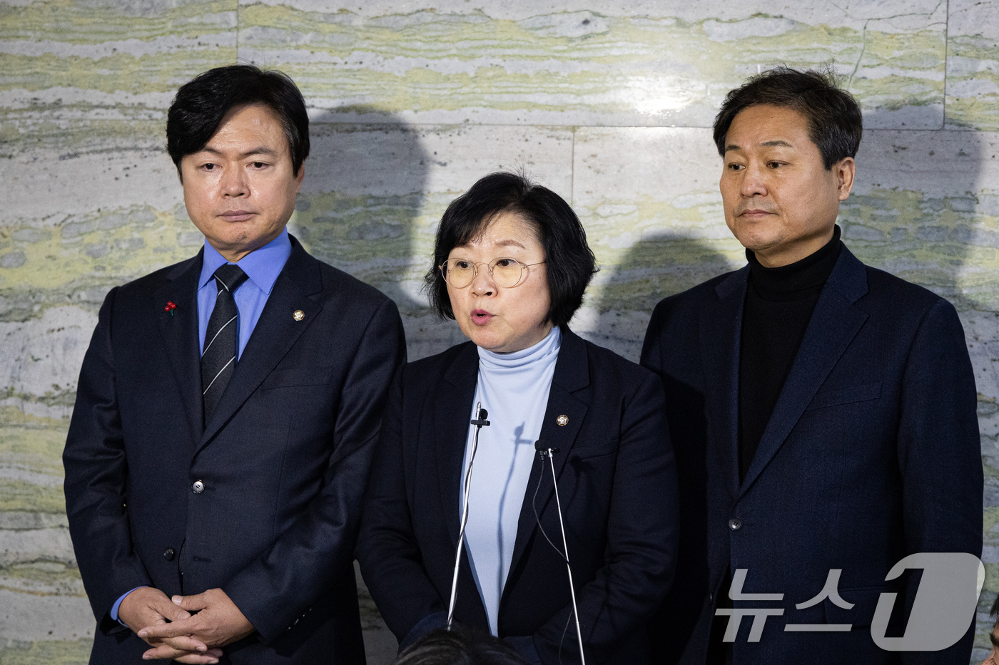 (서울=뉴스1) 유승관 기자 = 국회 과학기술정보방송통신위원회 김현 더불어민주당 간사(가운데)와, 김영배 외교통일위원회 간사(오른쪽), 김현정 원내대변인이 31일 서울 여의도 국회 …