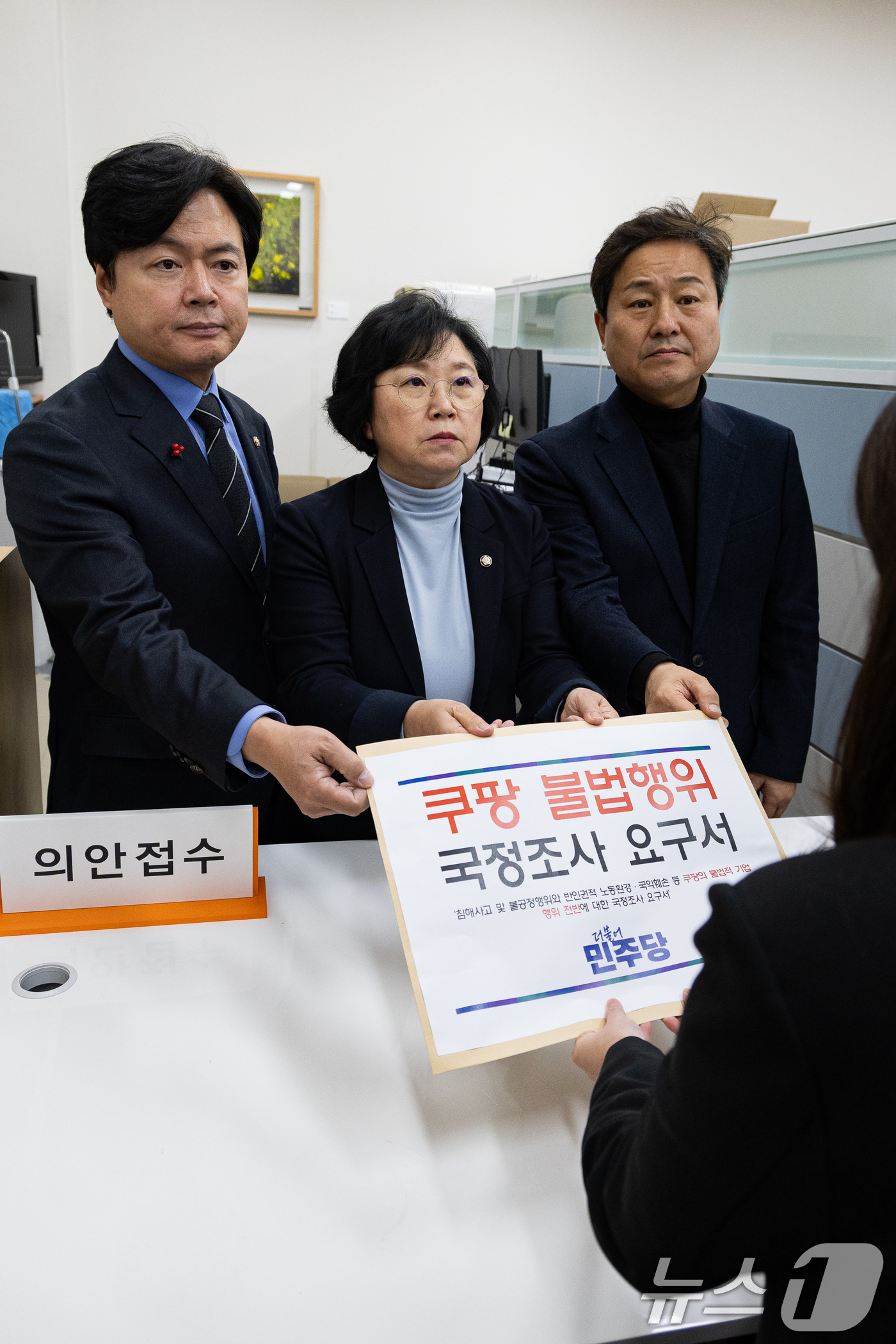 (서울=뉴스1) 유승관 기자 = 국회 과학기술정보방송통신위원회 김현 더불어민주당 간사(가운데)와, 김영배 외교통일위원회 간사(오른쪽), 김현정 원내대변인이 31일 서울 여의도 국회 …