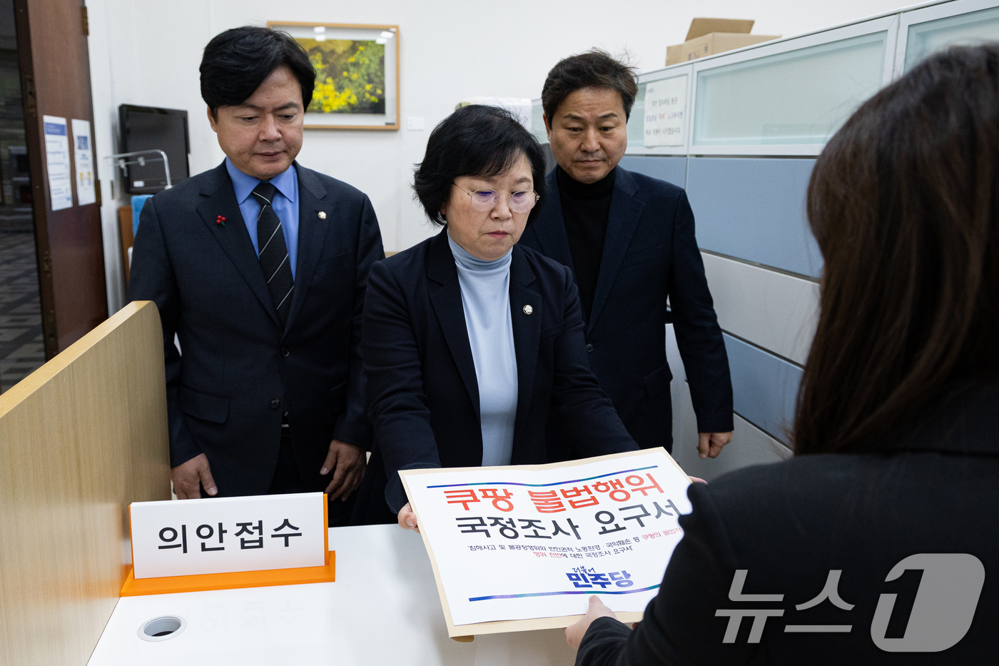 (서울=뉴스1) 유승관 기자 = 국회 과학기술정보방송통신위원회 김현 더불어민주당 간사(가운데)와, 김영배 외교통일위원회 간사(오른쪽), 김현정 원내대변인이 31일 서울 여의도 국회 …