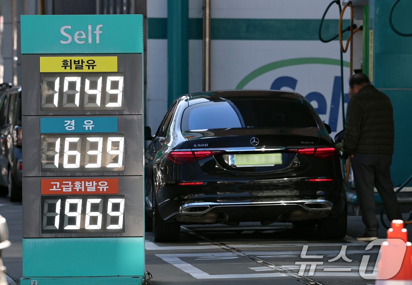 (서울=뉴스1) 구윤성 기자 = 31일 서울의 한 셀프주유소에서 운전자가 차량에 주유를 하고 있다.이날 국가데이터처가 발표한 '2025년 12월 및 연간 소비자물가동향'에 따르면 …