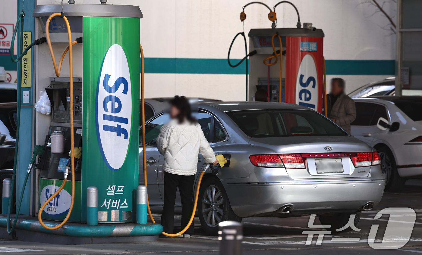 (서울=뉴스1) 구윤성 기자 = 31일 서울의 한 셀프주유소에서 운전자가 차량에 주유를 하고 있다.이날 국가데이터처가 발표한 '2025년 12월 및 연간 소비자물가동향'에 따르면 …