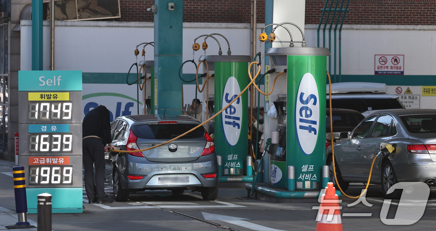 (서울=뉴스1) 구윤성 기자 = 31일 서울의 한 셀프주유소에서 운전자가 차량에 주유를 하고 있다.이날 국가데이터처가 발표한 '2025년 12월 및 연간 소비자물가동향'에 따르면 …