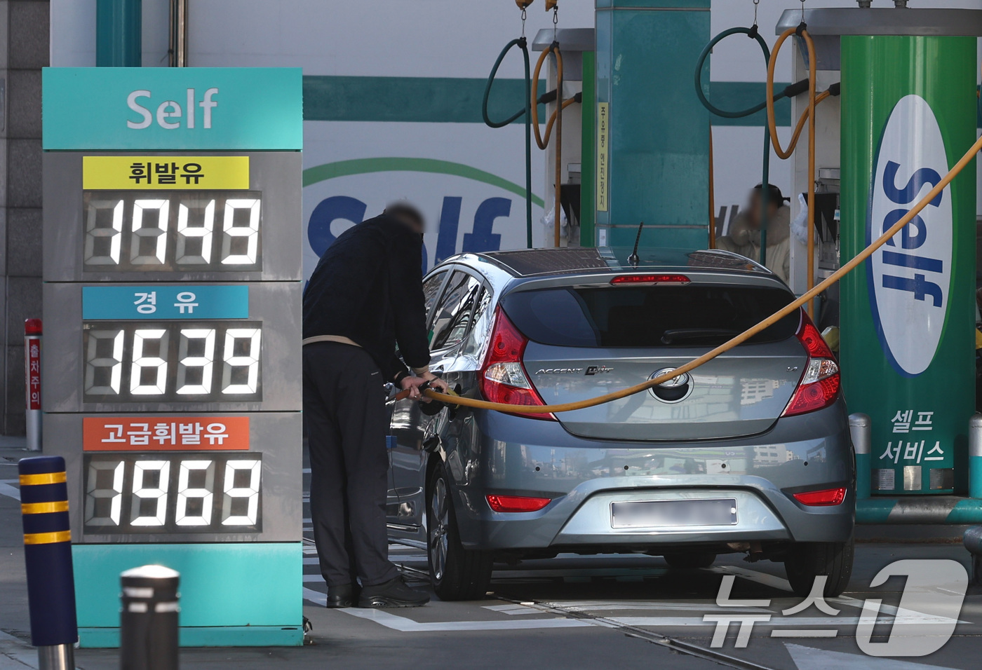 (서울=뉴스1) 구윤성 기자 = 31일 서울의 한 셀프주유소에서 운전자가 차량에 주유를 하고 있다.이날 국가데이터처가 발표한 '2025년 12월 및 연간 소비자물가동향'에 따르면 …