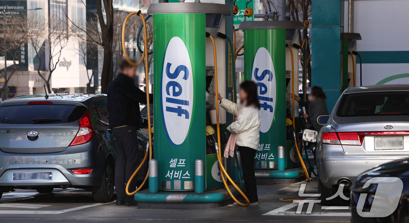 (서울=뉴스1) 구윤성 기자 = 31일 서울의 한 셀프주유소에서 운전자가 차량에 주유를 하고 있다.이날 국가데이터처가 발표한 '2025년 12월 및 연간 소비자물가동향'에 따르면 …