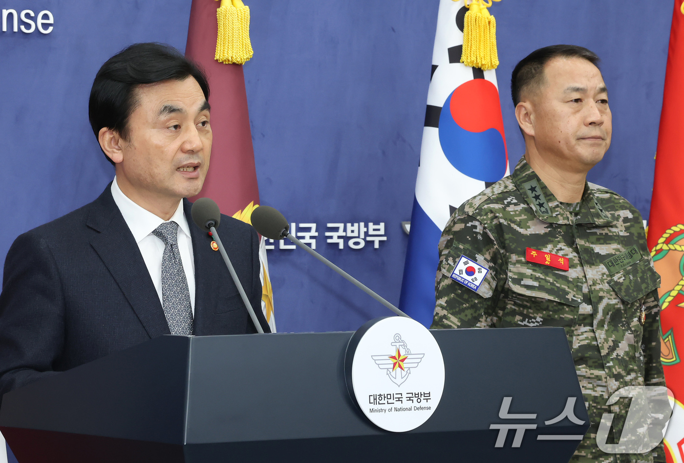 (서울=뉴스1) 장수영 기자 = 안규백 국방부 장관이 31일 오후 서울 용산구 국방부 브리핑실에서 '준4군 체제로 해병대 개편'  기자회견을 하고 있다.오른쪽은 주일석 해병대사령관 …