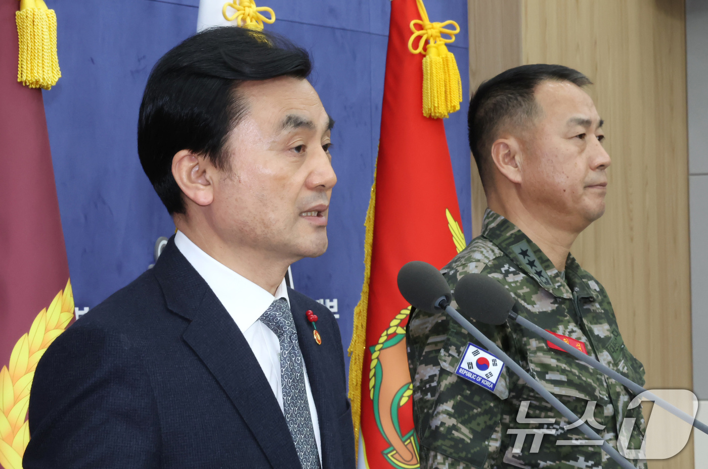 (서울=뉴스1) 장수영 기자 = 안규백 국방부 장관이 31일 오후 서울 용산구 국방부 브리핑실에서 '준4군 체제로 해병대 개편'  기자회견을 하고 있다.오른쪽은 주일석 해병대사령관 …