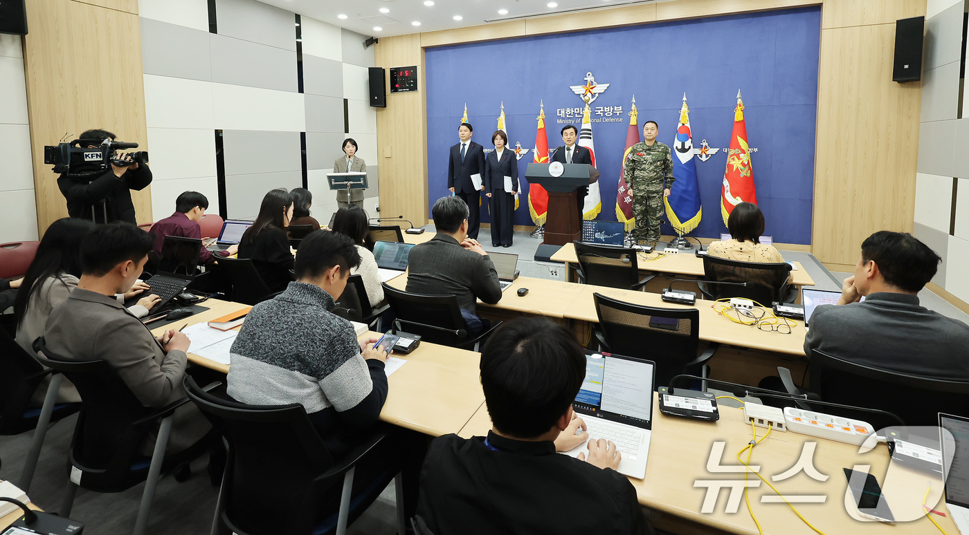 (서울=뉴스1) 장수영 기자 = 안규백 국방부 장관이 31일 오후 서울 용산구 국방부 브리핑실에서 '준4군 체제로 해병대 개편' 기자회견을 하고 있다.오른쪽은 주일석 해병대사령관. …