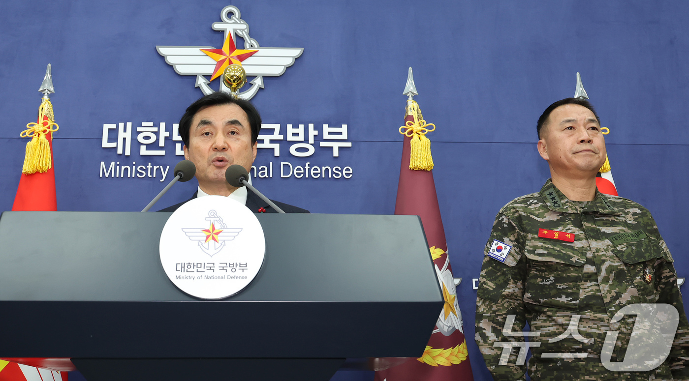 (서울=뉴스1) 장수영 기자 = 안규백 국방부 장관이 31일 오후 서울 용산구 국방부 브리핑실에서 '준4군 체제로 해병대 개편' 기자회견을 하고 있다.오른쪽은 주일석 해병대사령관. …