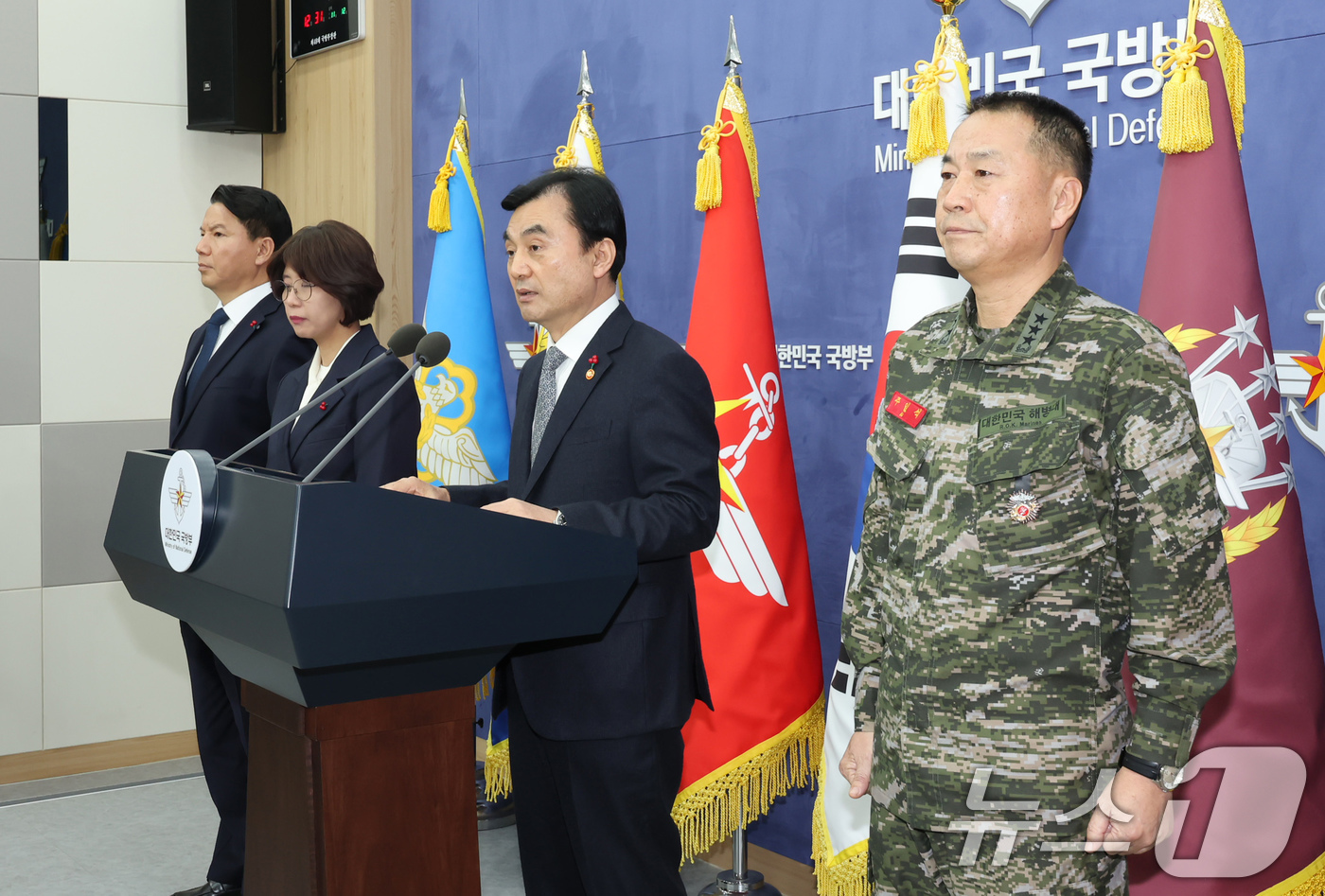 (서울=뉴스1) 장수영 기자 = 안규백 국방부 장관이 31일 오후 서울 용산구 국방부 브리핑실에서 '준4군 체제로 해병대 개편' 기자회견을 하고 있다.오른쪽은 주일석 해병대사령관. …