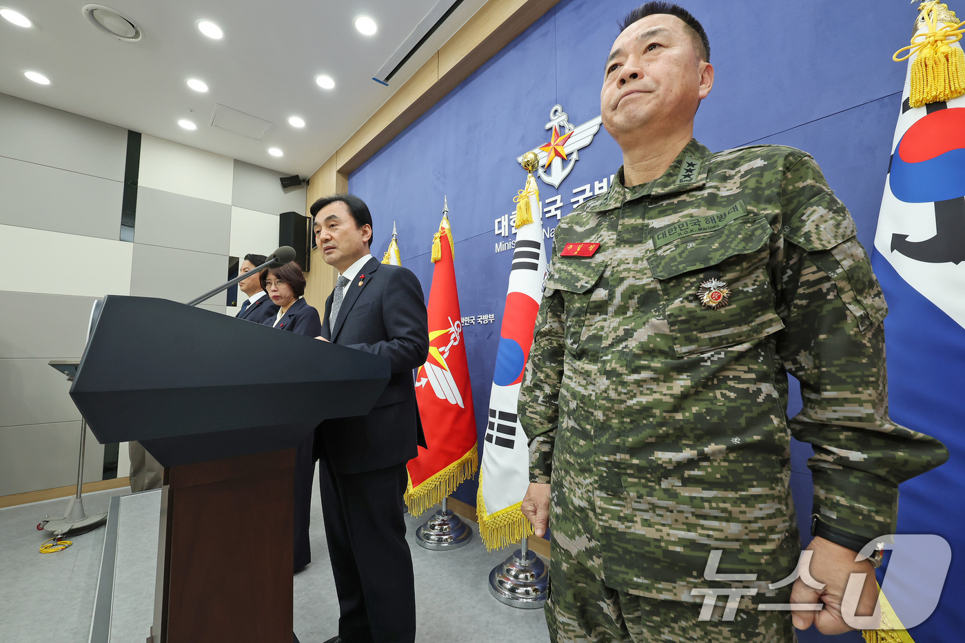 (서울=뉴스1) 장수영 기자 = 안규백 국방부 장관이 31일 오후 서울 용산구 국방부 브리핑실에서 '준4군 체제로 해병대 개편' 기자회견을 하고 있다.오른쪽은 주일석 해병대사령관. …