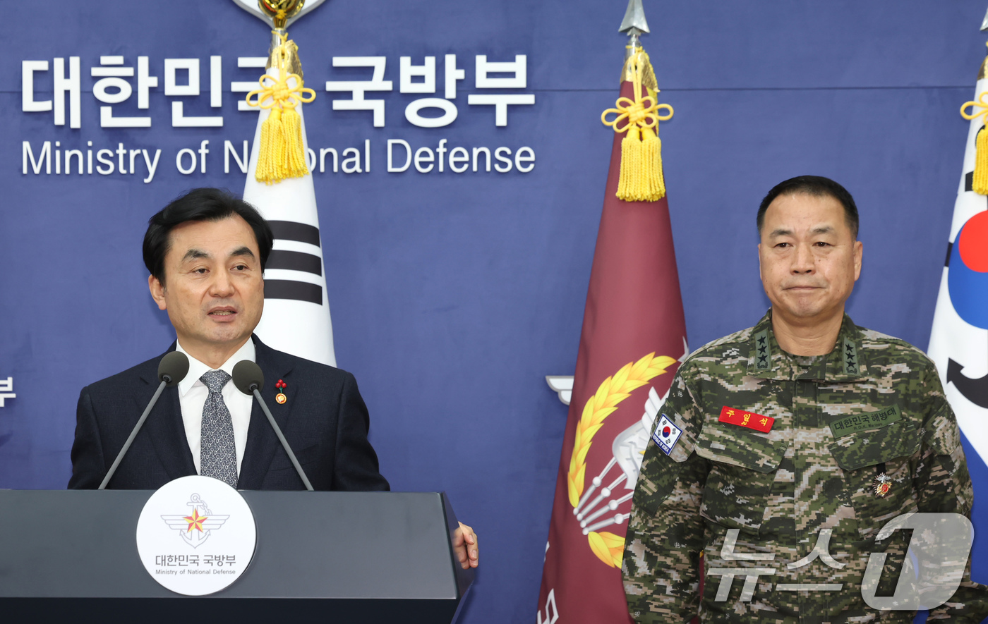 (서울=뉴스1) 장수영 기자 = 안규백 국방부 장관이 31일 오후 서울 용산구 국방부 브리핑실에서 '준4군 체제로 해병대 개편' 기자회견을 하고 있다.오른쪽은 주일석 해병대사령관. …