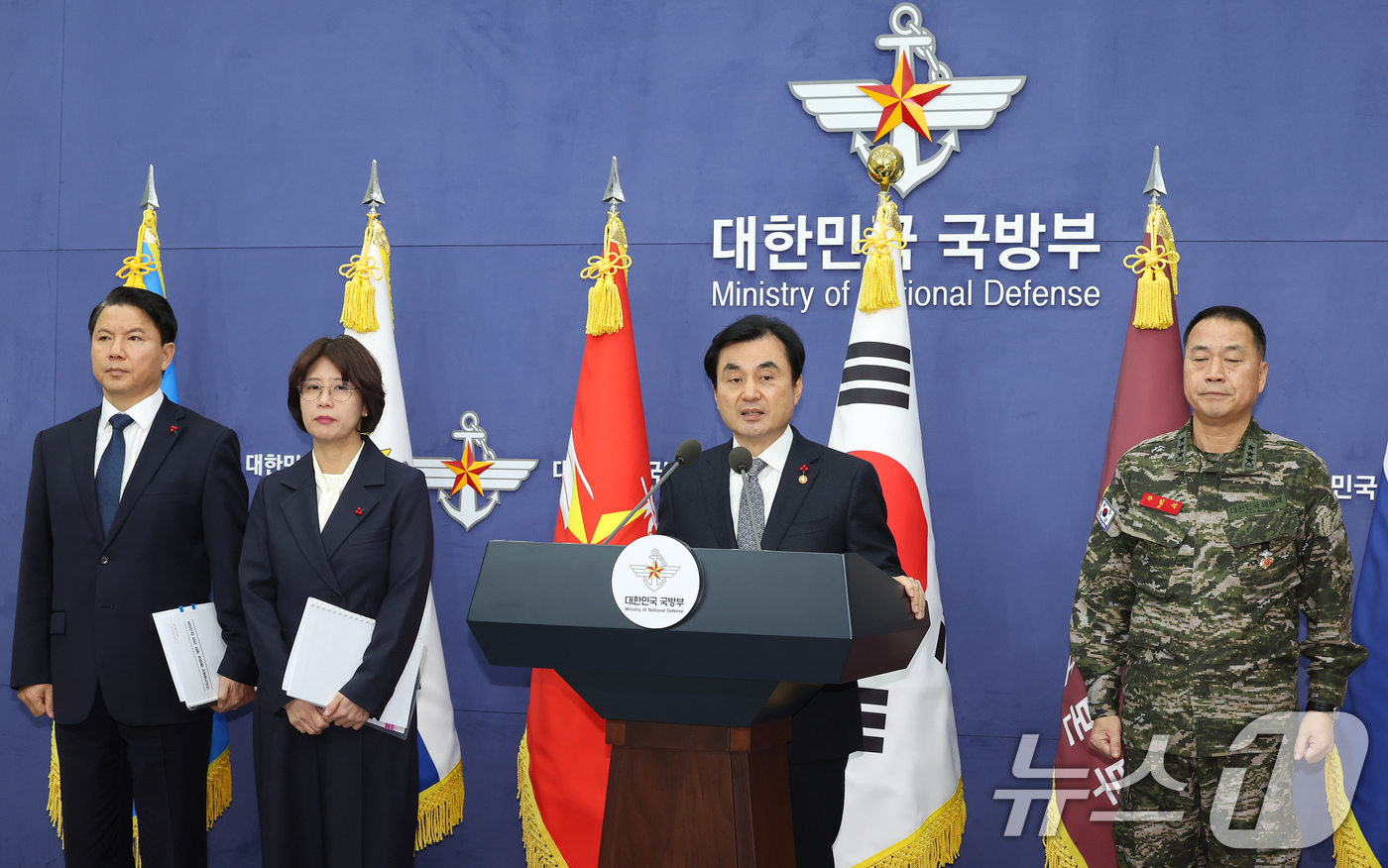 (서울=뉴스1) 장수영 기자 = 안규백 국방부 장관이 31일 오후 서울 용산구 국방부 브리핑실에서 '준4군 체제로 해병대 개편' 기자회견을 하고 있다.오른쪽은 주일석 해병대사령관. …