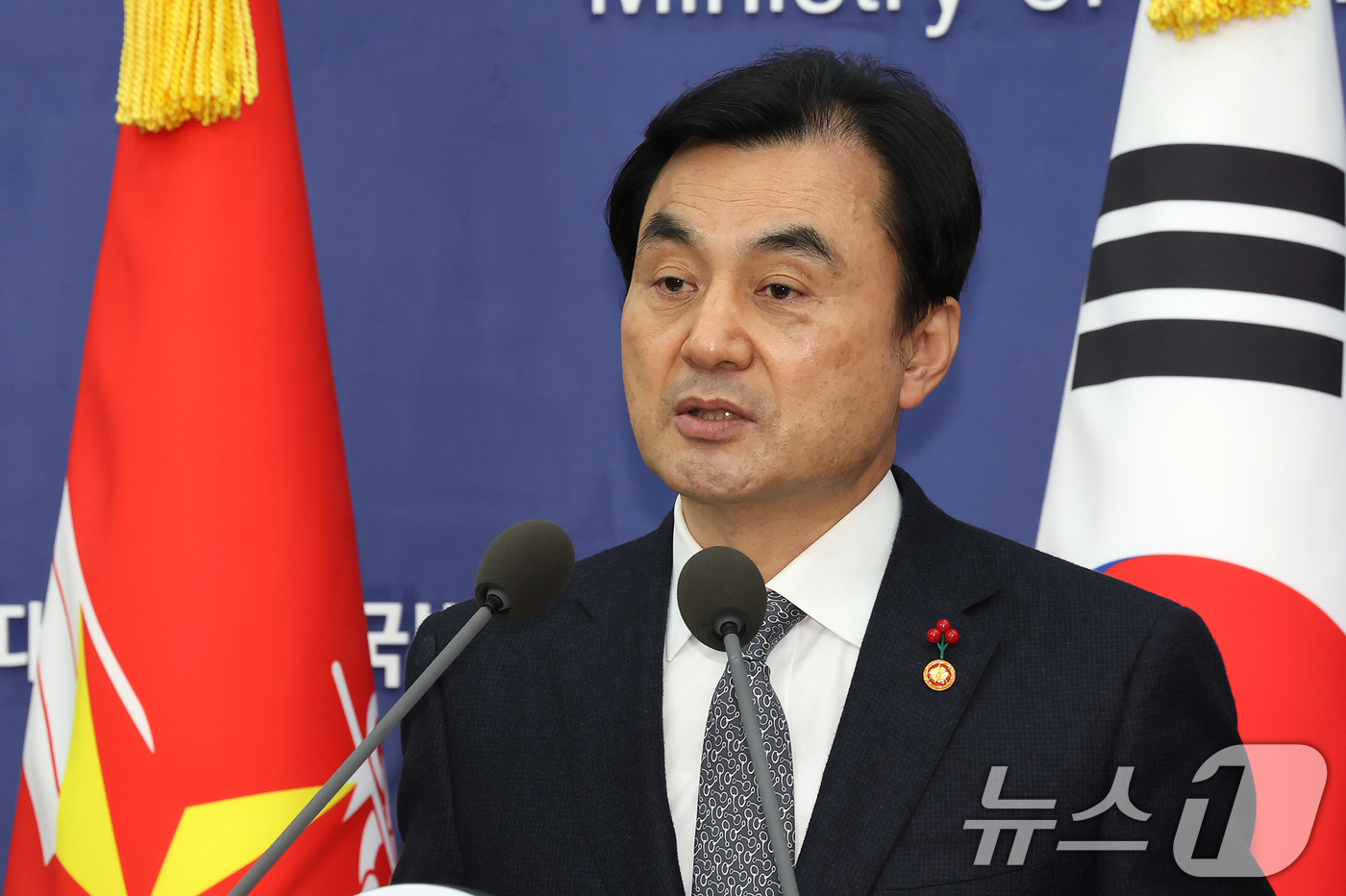 (서울=뉴스1) 장수영 기자 = 안규백 국방부 장관이 31일 오후 서울 용산구 국방부 브리핑실에서 '준4군 체제로 해병대 개편' 기자회견을 하고 있다. 2025.12.31/뉴스1
