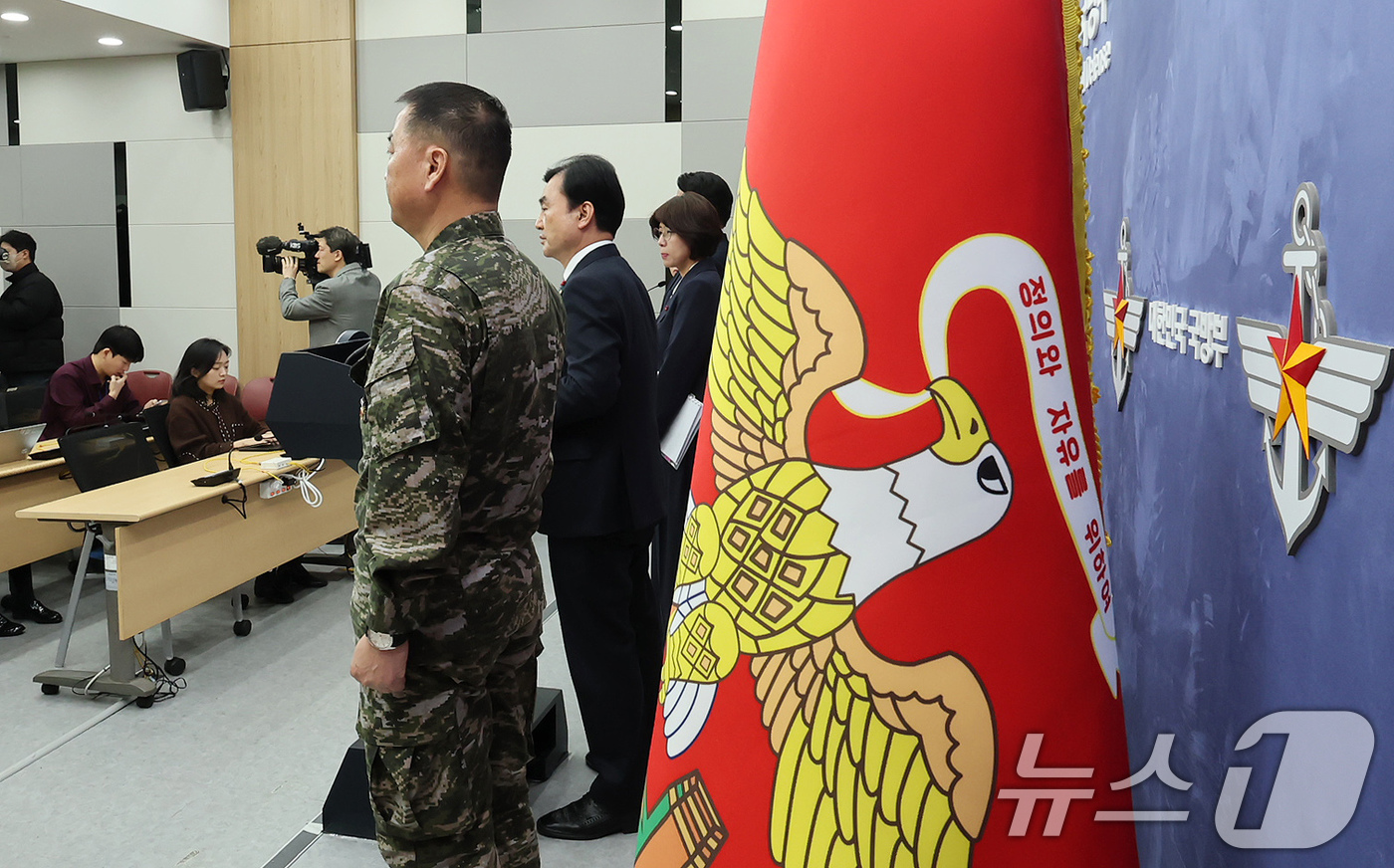 (서울=뉴스1) 장수영 기자 = 안규백 국방부 장관이 31일 오후 서울 용산구 국방부 브리핑실에서 '준4군 체제로 해병대 개편' 기자회견을 하고 있다.왼쪽은 주일석 해병대사령관. …