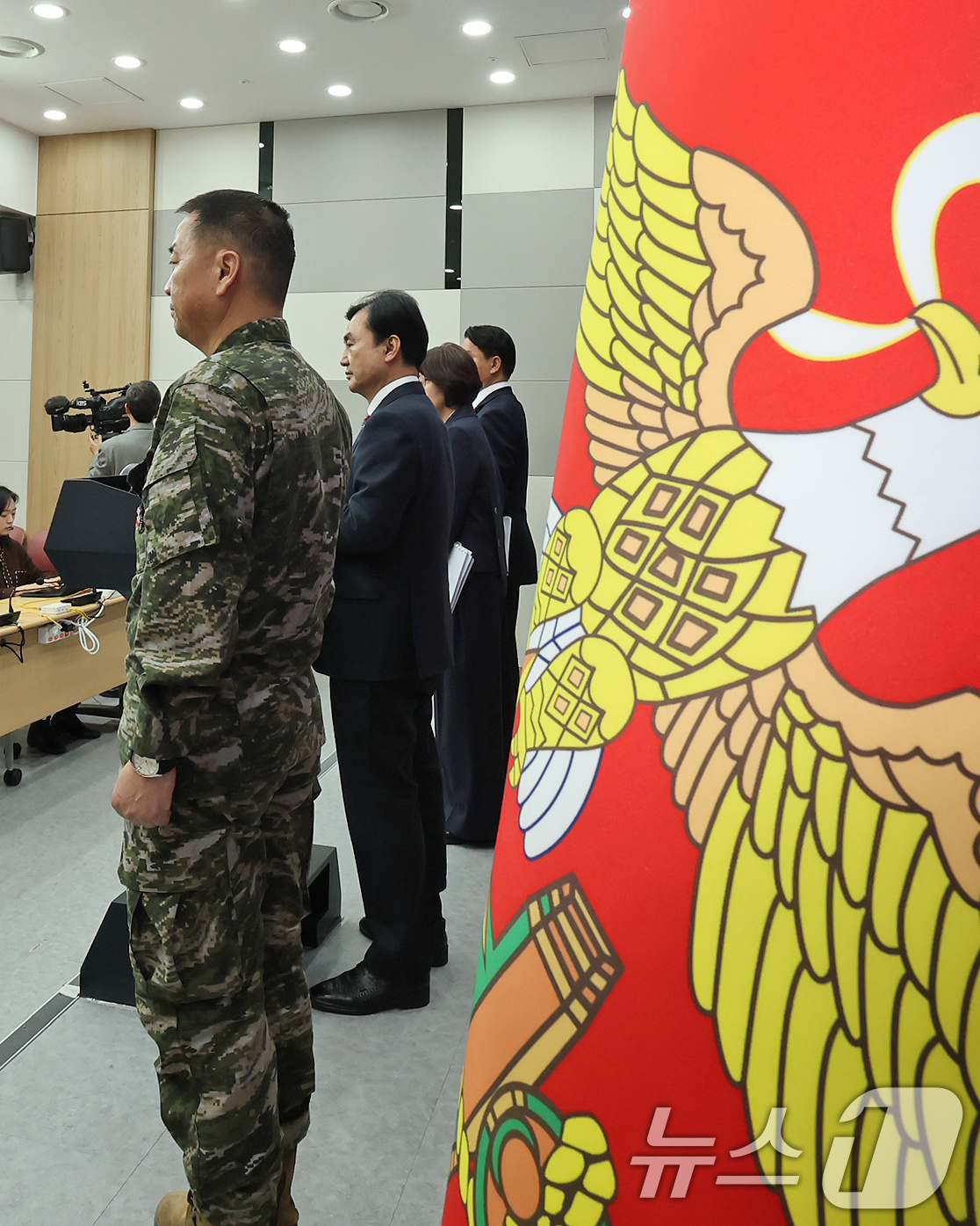 (서울=뉴스1) 장수영 기자 = 안규백 국방부 장관이 31일 오후 서울 용산구 국방부 브리핑실에서 '준4군 체제로 해병대 개편' 기자회견을 하고 있다.왼쪽은 주일석 해병대사령관. …