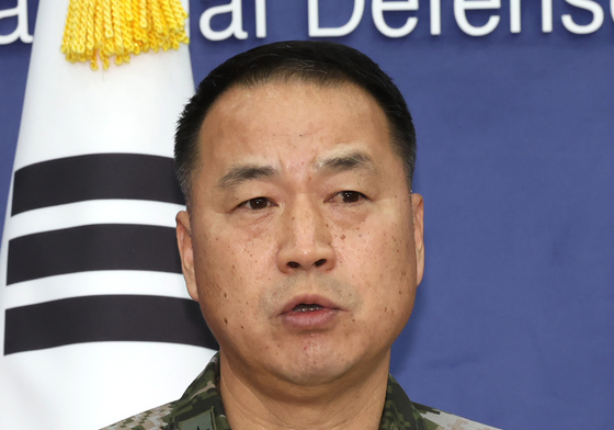 취재진 질문에 답하는 주일석 해병대사령관