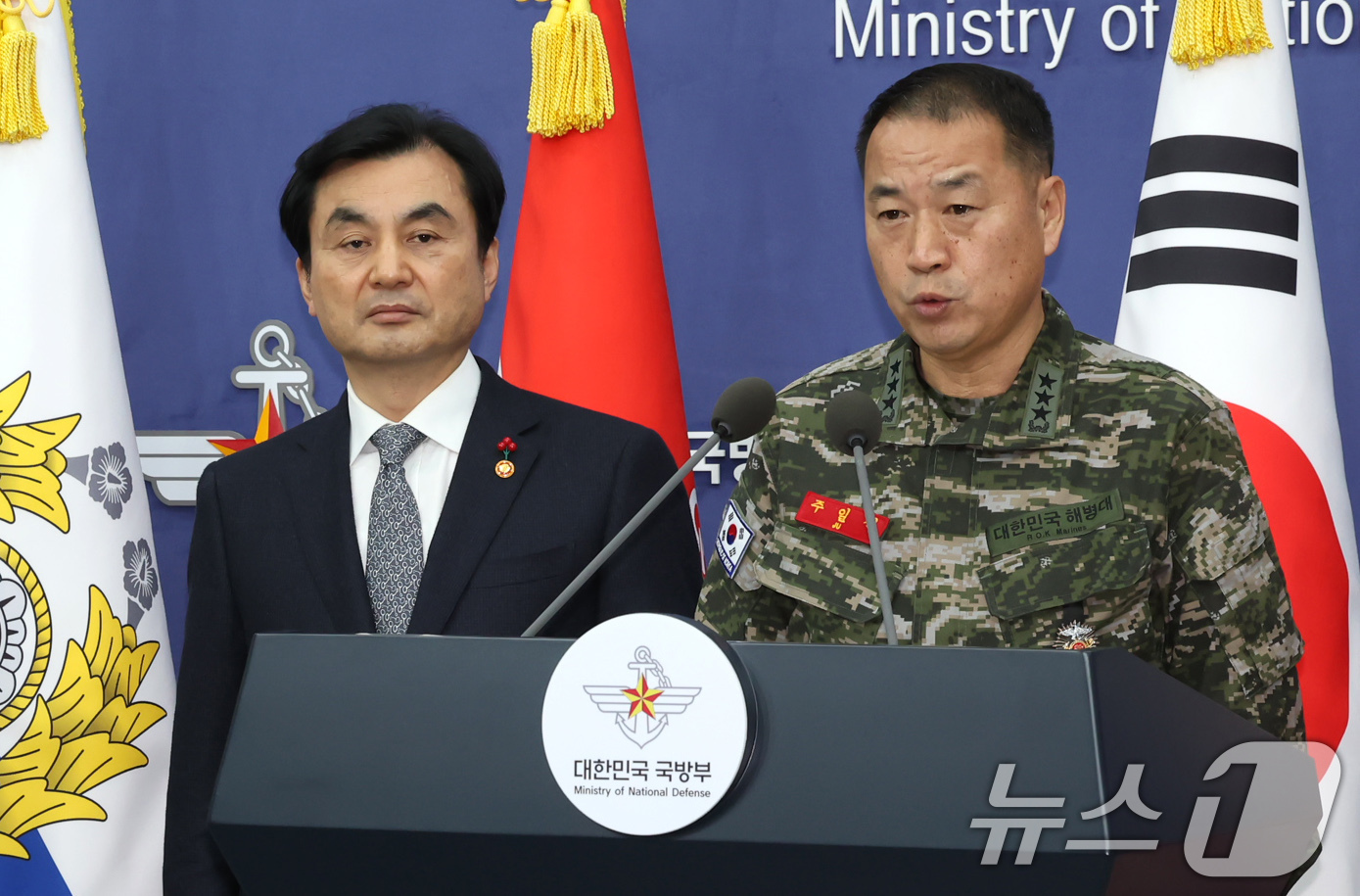 (서울=뉴스1) 장수영 기자 = 주일석 해병대사령관이 31일 오후 서울 용산구 국방부 브리핑실에서 열린 '준4군 체제로 해병대 개편' 기자회견 중 취재진 질문에 답하고 있다.왼쪽은 …