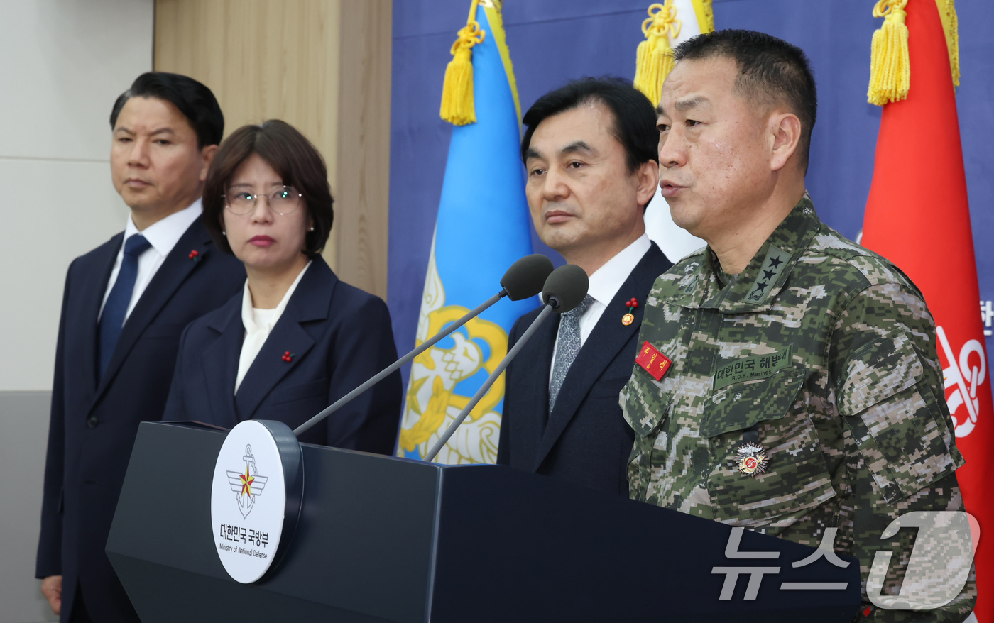 (서울=뉴스1) 장수영 기자 = 주일석 해병대사령관이 31일 오후 서울 용산구 국방부 브리핑실에서 열린 '준4군 체제로 해병대 개편' 기자회견 중 취재진 질문에 답하고 있다.주 사 …