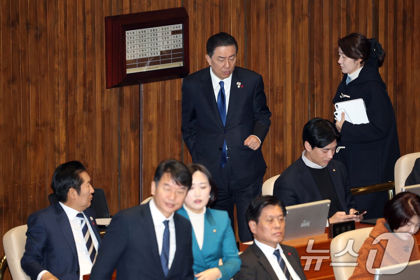 본문 이미지 - 지난 24일 서울 여의도 국회에서 열린 제430회국회(임시회) 제2차 본회의에서 김병기 더불어민주당 원내대표와 강선우 의원이 대화를 나누며 발걸음을 옮기고 있다. 왼쪽 아래는 정청래 대표. (뉴스1 DB)2025.12.31/뉴스1 ⓒ News1 이승배 기자