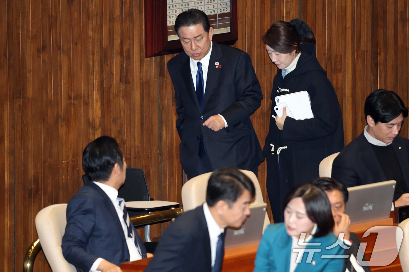 본문 이미지 - 지난해 12월 24일 서울 여의도 국회에서 열린 제430회 국회(임시회) 제2차 본회의에서 김병기 더불어민주당 원내대표와 강선우 의원이 대화를 나누며 발걸음을 옮기고 있다. 왼쪽 아래는 이들을 바라보는 정청래 대표. (뉴스1 DB) 2025.12.31/뉴스1 ⓒ News1 이승배 기자