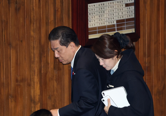 나란히 본회의장 나서는 김병기·강선우