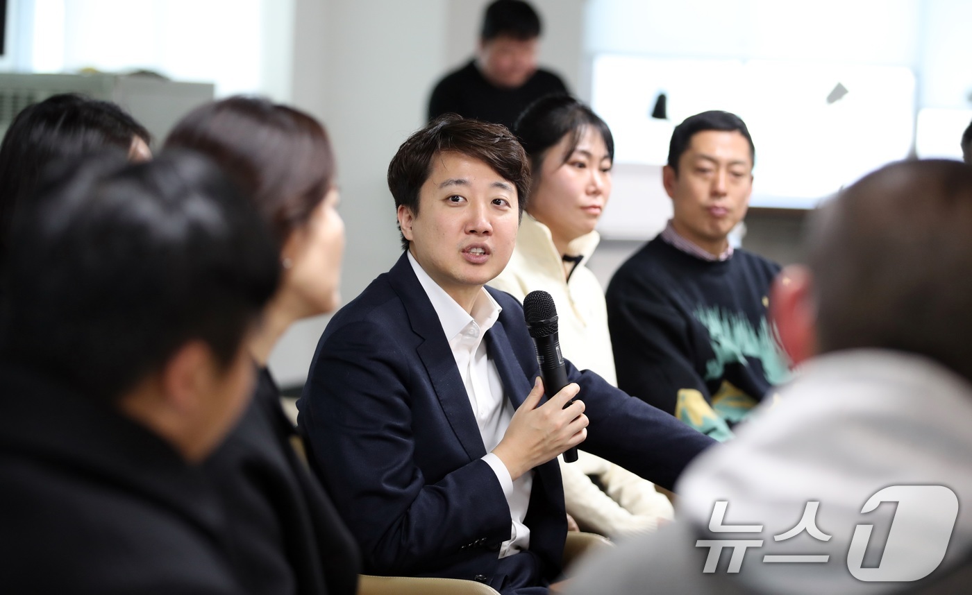 (제주=뉴스1) 고동명 기자 = 31일 오후 제주시 제주청년센터에서 이준석 개혁신당 대표가 청년들과의 라운드테이블에서 질의응답을 하고 있다. 2025.12.31/뉴스1