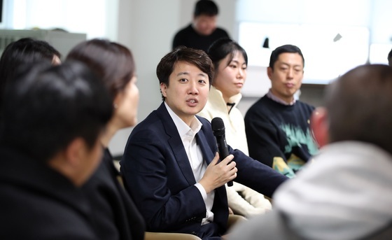 청년들과 대화하는 이준석 개혁신당 대표