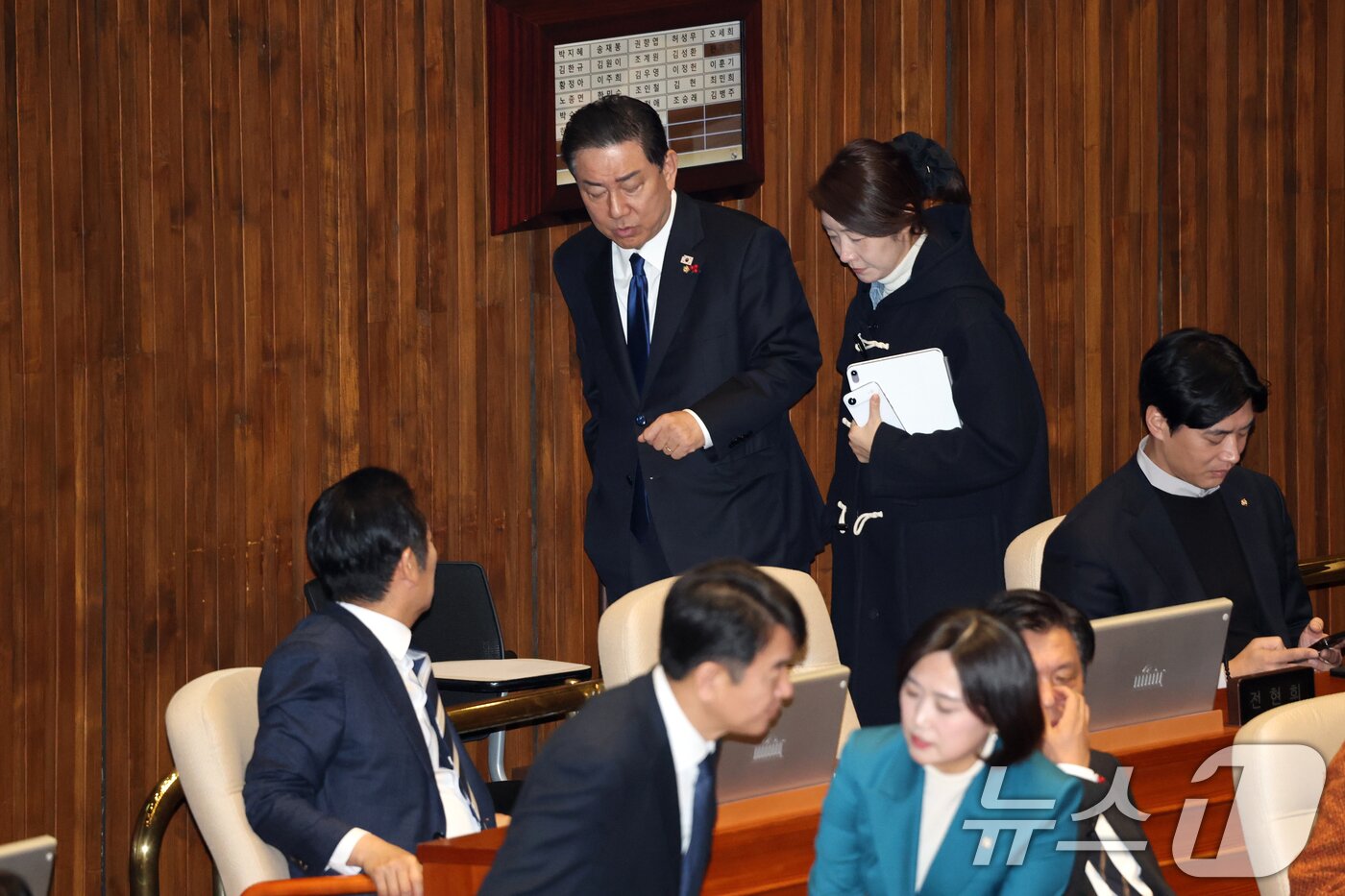 본문 이미지 - 김병기 의원과 강선우 의원이 대화를 나누며 발걸음을 옮기고 있다.(뉴스1 DB)2025.12.31/뉴스1 ⓒ News1 이승배 기자