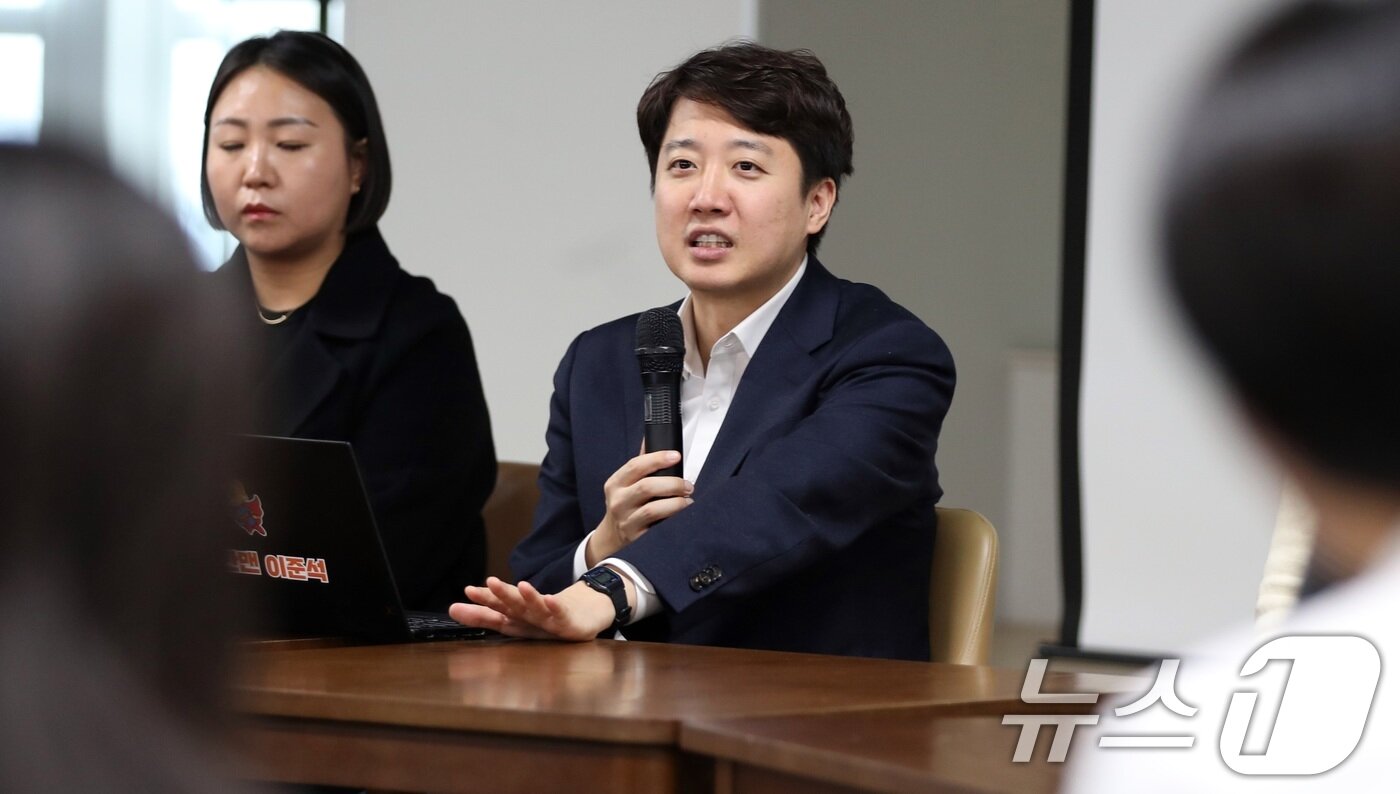 본문 이미지 - 31일 오후 제주시 제주청년센터에서 이준석 개혁신당 대표가 청년들과의 라운드테이블에서 질의응답을 하고 있다. 2025.12.31/뉴스1 ⓒ News1 고동명 기자