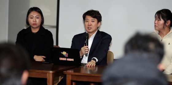 청년들과 대화하는 이준석 개혁신당 대표