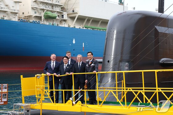 본문 이미지 - 김민석 국무총리와 마크 카니 캐나다 총리, 김동관 한화그룹 부회장(앞줄 왼쪽 둘째부터)이 10월 30일 경남 거제 한화오션 거제사업장을 방문했다. (한화그룹 제공)