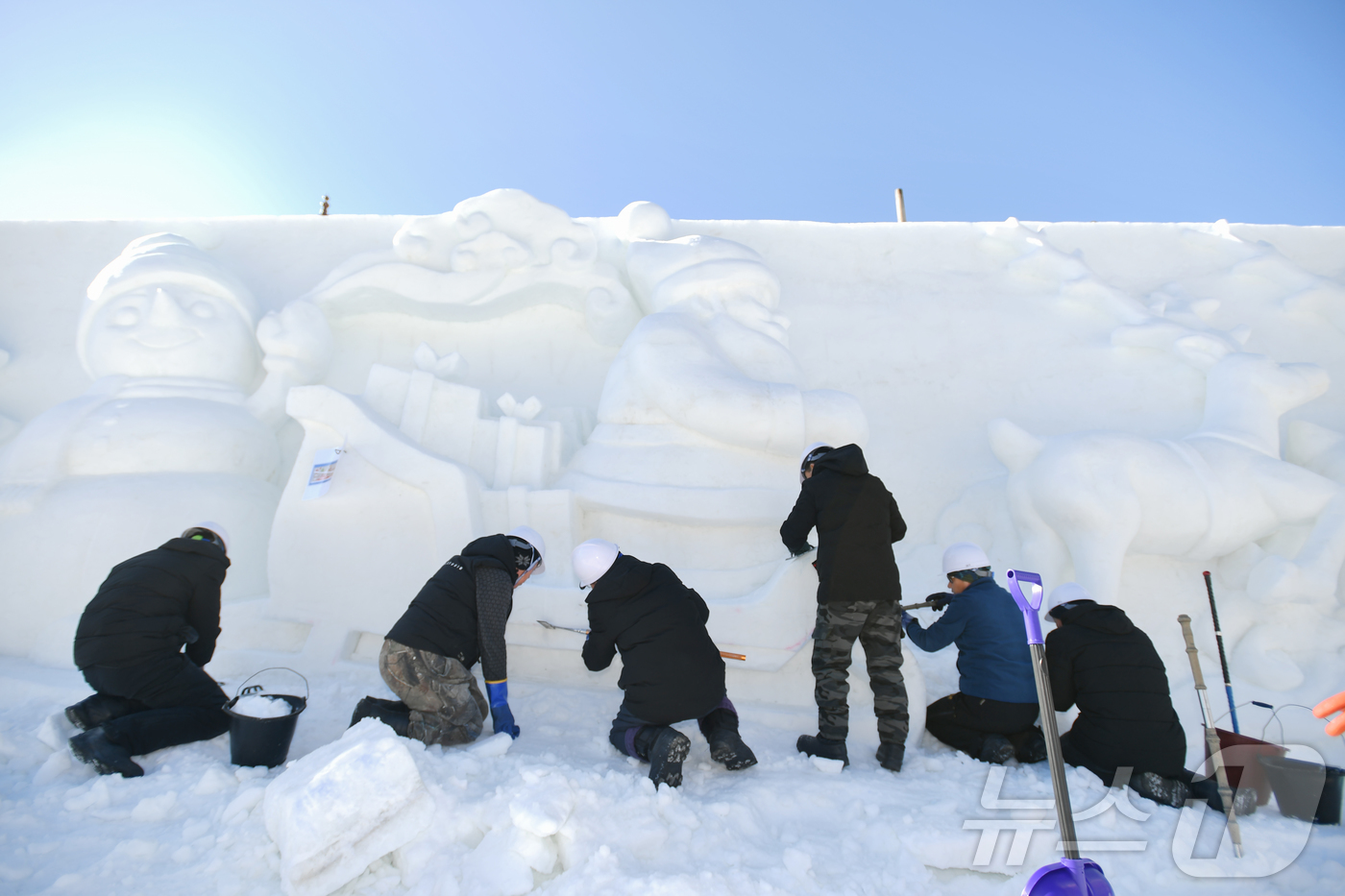 (화천=뉴스1) 한귀섭 기자 = 2025년 마지막 날인 31일 강원 화천군 화천읍 화천산천어축제장에서 축제 개막 열흘을 앞두고 거대한 눈조각 작품 조성이 한창 진행되고 있다. 20 …
