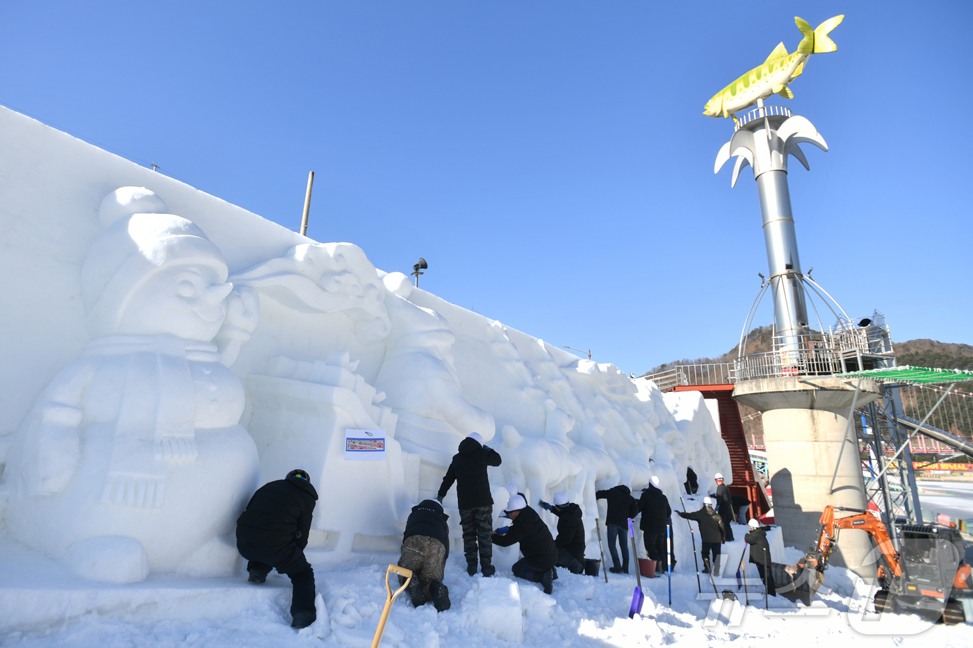 (화천=뉴스1) 한귀섭 기자 = 2025년 마지막 날인 31일 강원 화천군 화천읍 화천산천어축제장에서 축제 개막 열흘을 앞두고 거대한 눈조각 작품 조성이 한창 진행되고 있다. 20 …