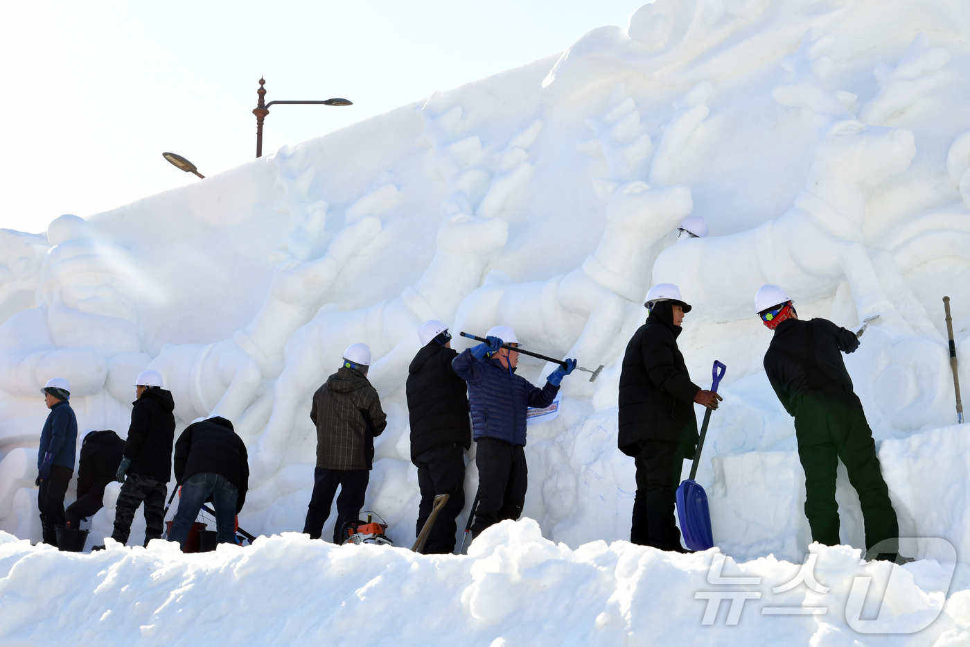 (화천=뉴스1) 한귀섭 기자 = 2025년 마지막 날인 31일 강원 화천군 화천읍 화천산천어축제장에서 축제 개막 열흘을 앞두고 거대한 눈조각 작품 조성이 한창 진행되고 있다. 20 …
