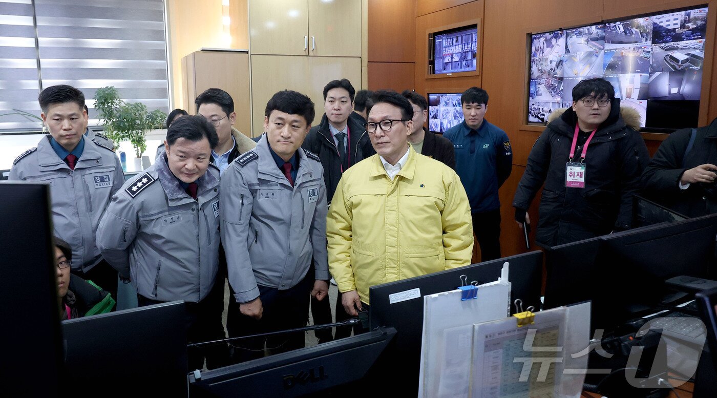 본문 이미지 - 김민석 국무총리가 31일 서울 양천경찰서 112상황실에서 연말연시 치안 현황을 점검하고 있다. (공동취재) 2025.12.31/뉴스1 ⓒ News1 김명섭 기자