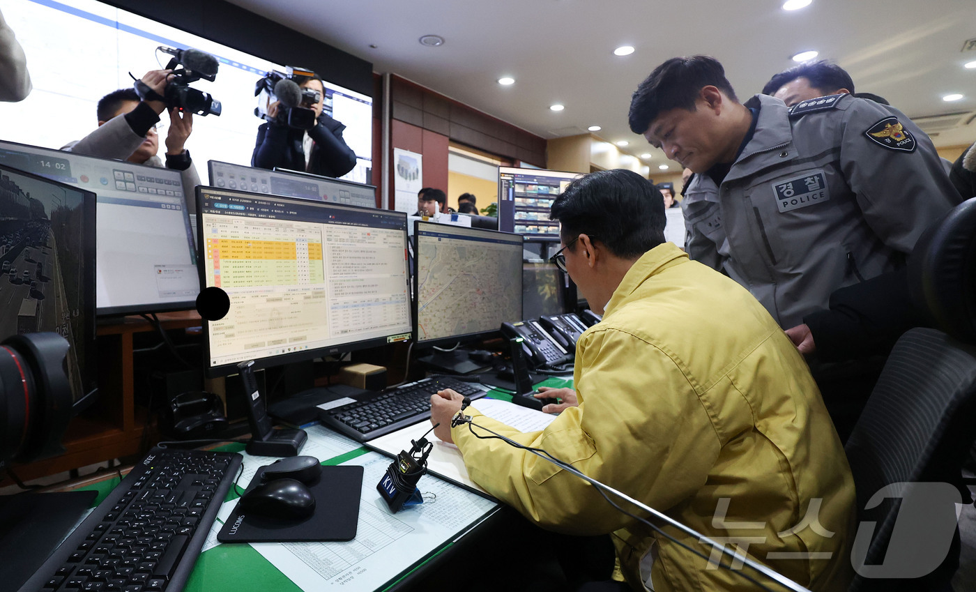 (서울=뉴스1) 김명섭 기자 = 김민석 국무총리가 31일 서울 양천경찰서 112상황실에서 연말연시 치안 현황을 점검하며 무전으로 근무자들을 격려하고 있다. (공동취재) 2025.1 …